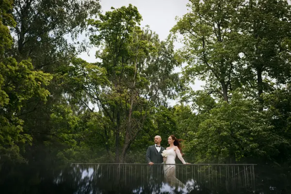 Kāzu ceremonija un fotosesija Likteņdārzā