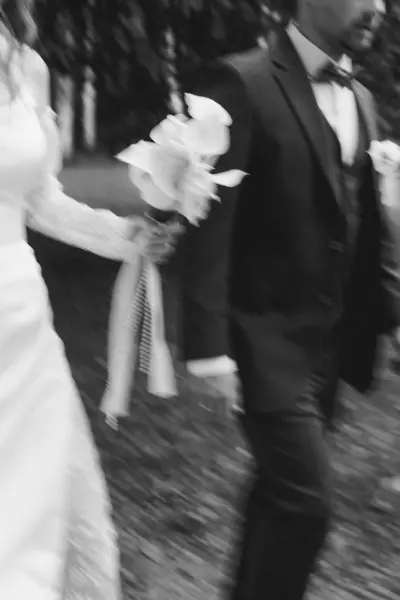 Kāzu ceremonija un fotosesija Likteņdārzā
