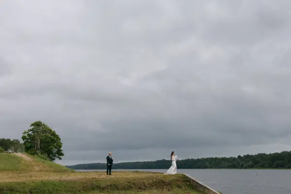 Kāzu ceremonija un fotosesija Likteņdārzā